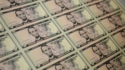 ارتفاع محدود للدولار خلال تعاملات اليوم بفضل صعود النفط