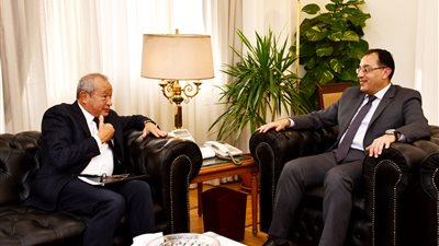 نجيب ساويرس يستعرض مع وزير الإسكان فرص الاستثمار بالمدن الجديدة