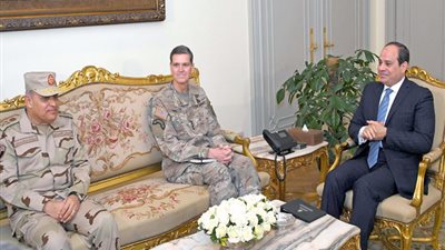 السيسي يبحث مع قائد القيادة المركزية الأمريكية تعزيز التعاون لمكافحة الإرهاب
