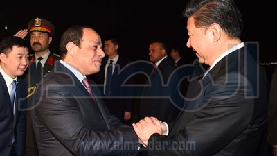 بالصور .. استقبال الرئيس السيسي لنظيره الصيني بمطار القاهرة