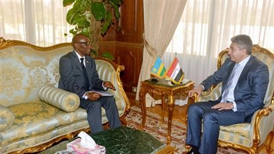 وزير الطيران يبحث مع سفير رواندا التعاون في مجال النقل الجوي