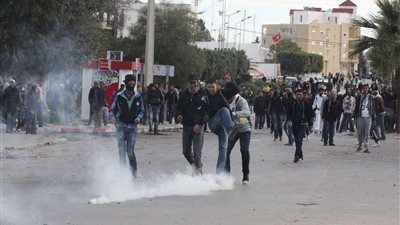 إصابة 3 من الأمن التونسي خلال مواجهات مع المتظاهرين بـ