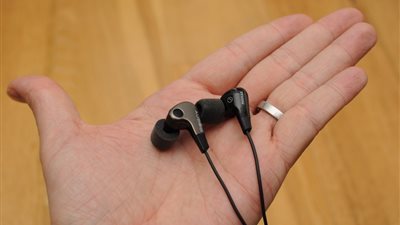 دراسة تحذر من خطر سماعات الأذن على حياة الشباب