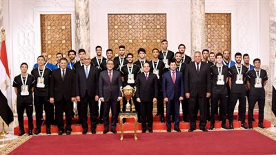 السيسي يمنح منتخب اليد للناشئين وسام الرياضة من الطبقة الأولى