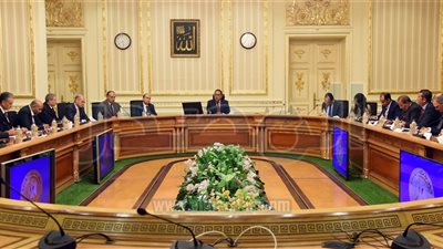 رئيس الوزراء يطالب الشركات بتصنيع مركبات تعمل بالغاز الطبيعي