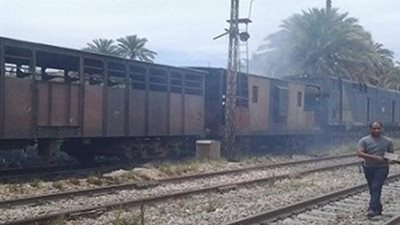 اخماد حريق في السكة الحديد بين 