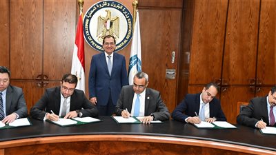 «الملا» يشهد توقيع 4 اتفاقيات مع شركات عالمية لتدريب كوادر الإدارة