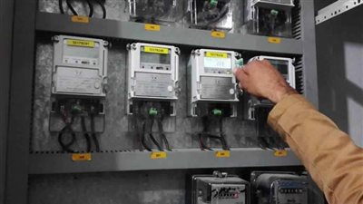 وزير الكهرباء يبحث مع الشركات الانتهاء من تصنيع 27 مليون عداد