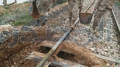 بالصور.. إعادة تأهيل جسر السكة المنهار نتيجة السيول على خط 