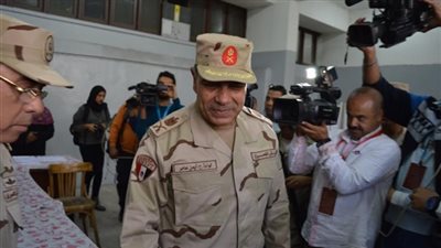 قائد المنطقة المركزية يضع إكليلا من الزهور على النصب التذكاري لشهداء الشرطة