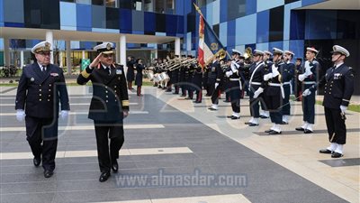 قائد القوات البحرية يلتقى نظيره الفرنسي ويتفقد حاملة طائرات من طراز 