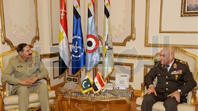 وزير الدفاع يستقبل رئيس أركان الجيش الباكستاني