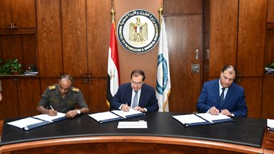 «الملا» يوقع اتفاقيتين للبحث عن البترول والغاز في الصحراء الغربية