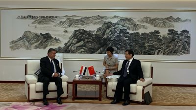 «توفيق» يبحث مع الصين التعاون في صناعة السيارات الكهربائية