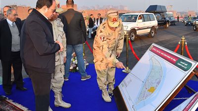 الرئيس يتفقد سير العمل بمحور روض الفرج ومطار سفنكس الدولي (صور)