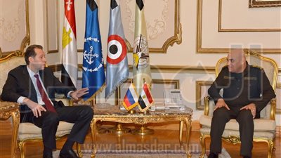 وزير الدفاع يلتقى نائب وزير الصناعة والتجارة الروسي