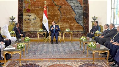 السيسي يبحث مع رئيس وزراء السودان تعزيز التعاون المشترك