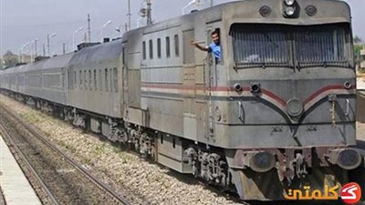 سيارة تقتحم منفذ 