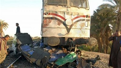 مصرع وإصابة 9 أشخاص في حادث تصادم سيارة ربع نقل بقطار في 