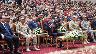 الرئيس السيسي يكرم أسر شهداء ومصابي القوات المسلحة والشرطة