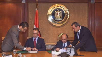 مصر وسويسرا توقعان اتفاقا لدعم برنامج المنسوجات والملابس العالمي