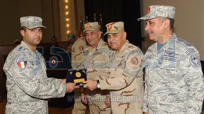 بالصور.. صدقي صبحي يلتقي أعضاء هيئة التدريس وطلبة الكلية الجوية