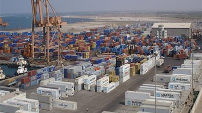 موانئ البحر الأحمر تستقبل  80 ألف طن زيوت طعام و5 آلاف رأس عجول