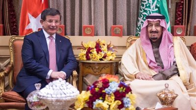 الملك سلمان يعقد جلسة مباحثات مع رئيس الوزراء التركي في الرياض