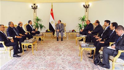 السيسي يبحث مع وزير خارجية الإمارات العلاقات الثنائية وأزمات المنطقة
