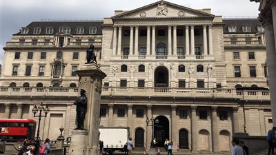 بنك انجلترا يبقي على أسعار الفائدة دون تغيير