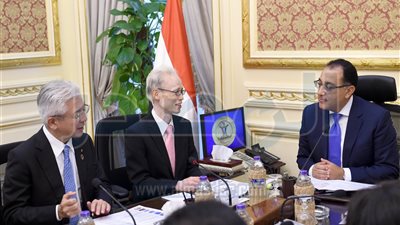 «مدبولي» يبحث مع رئيس «تويوتا» إحلال ميكروباصات تعمل بالغاز الطبيعي