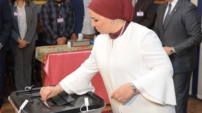 قرينة الرئيس السيسي تدلي بصوتها بانتخابات الرئاسة (صور)