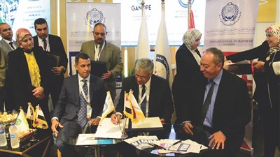 اتفاق لبدء مشروع تجميع البيانات الجيوفيزيقية بمناطق الصعيد البترولية