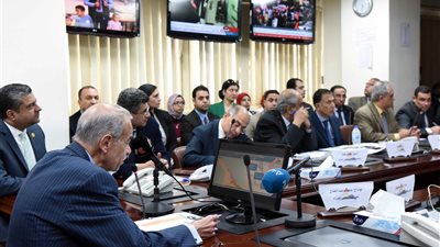 رئيس الوزراء يواصل متابعة سير العملية الانتخابية في يومها الثاني