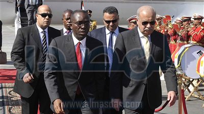 بالصور.. رئيس الوزراء يستقبل نظيره الكونغولي بمطار القاهرة