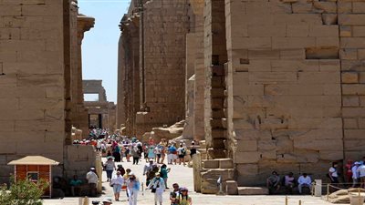 السفير الإسباني بالقاهرة يزور المناطق الأثرية في الأقصر