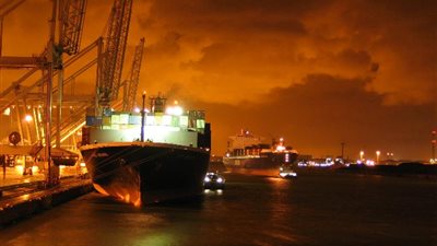 استمرار العمل بميناء دمياط رغم سوء الأحوال الجوية