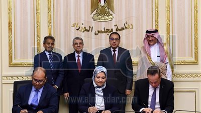 الحكومة توقع اتفاقية شراء الكهرباء من محطة «أكوا باور» في كوم أمبو