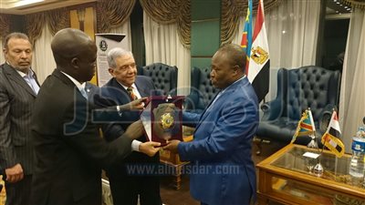 بالصور .. وزيرالصناعة 
