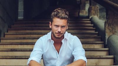 المطرب السويسري باستيان بيكر يزور منطقة الأهرامات 