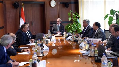 رئيس الوزراء يتابع محاور التطبيق التنفيذي لقانون التأمين الصحي