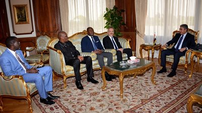 وزير الطيران يستقبل أعضاء المكتب التنفيذي لمنظمة 