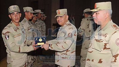 وزير الدفاع يلتقى بقادة وضباط وجنود المنطقة الغربية العسكرية