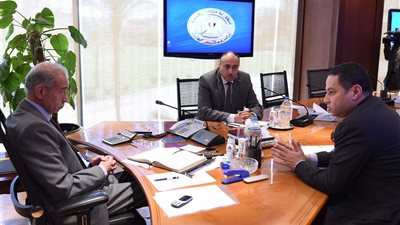 شريف إسماعيل يتابع مستجدات خطة تطوير شركات القطاع العام