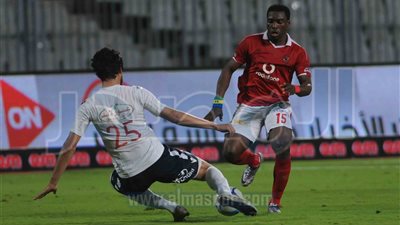 بالصور.. الأهلي يبتعد بصدارة الدوري المصري بثنائية 