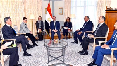السيسي يبحث مع وزيرة الدفاع الألمانية سبل تعزيز التعاون العسكري