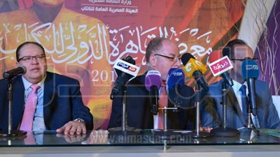 بالصور.. وزير الثقافة يوزع جوائز 