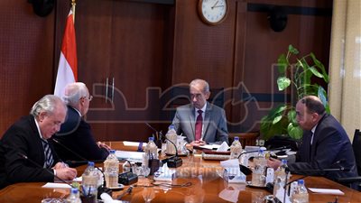 رئيس الوزراء يبحث مع محافظ بورسعيد الموقف التنفيذي لعدد من المشروعات