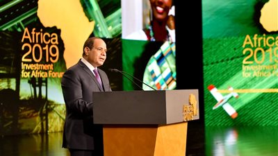 السيسى يتفقد معارض متخصصة خلال مؤتمر الاستثمار فى أفريقيا 