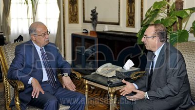 رئيس الوزراء يجتمع بمحافظ بني سويف للوقوف على تداعيات حادث 